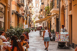 Donna passeggia nel centro storico di Palermo