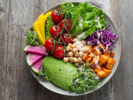 Vegetarische Platte mit frischem Gemüse und Obst