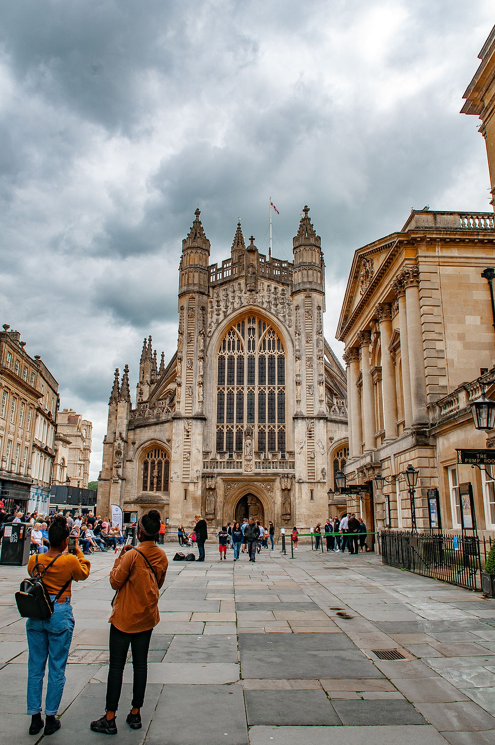 This image shows the historic Bath Abbey, a magnificent Gothic church located in the heart of the city of Bath, Somerset, UK.