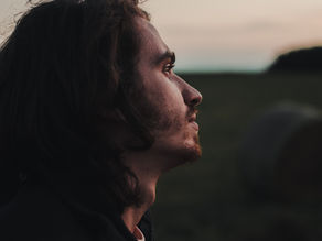 un ragazzo che guarda il cielo