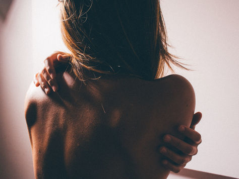 Yoga bei Periodenschmerzen und Zyklusbeschwerden 