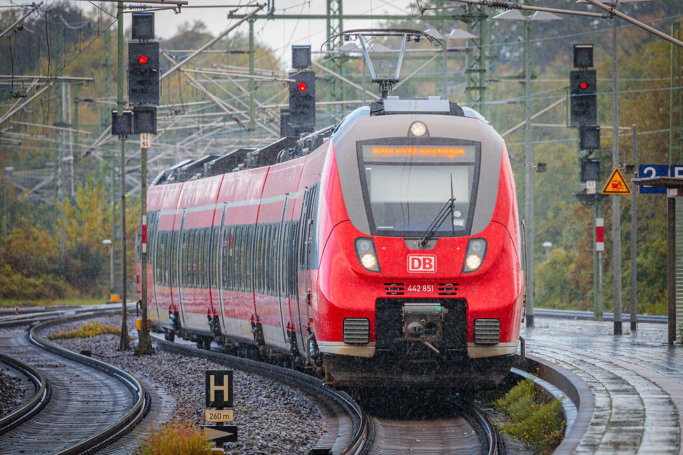 Eine Regionalbahn auf dem Gleis
