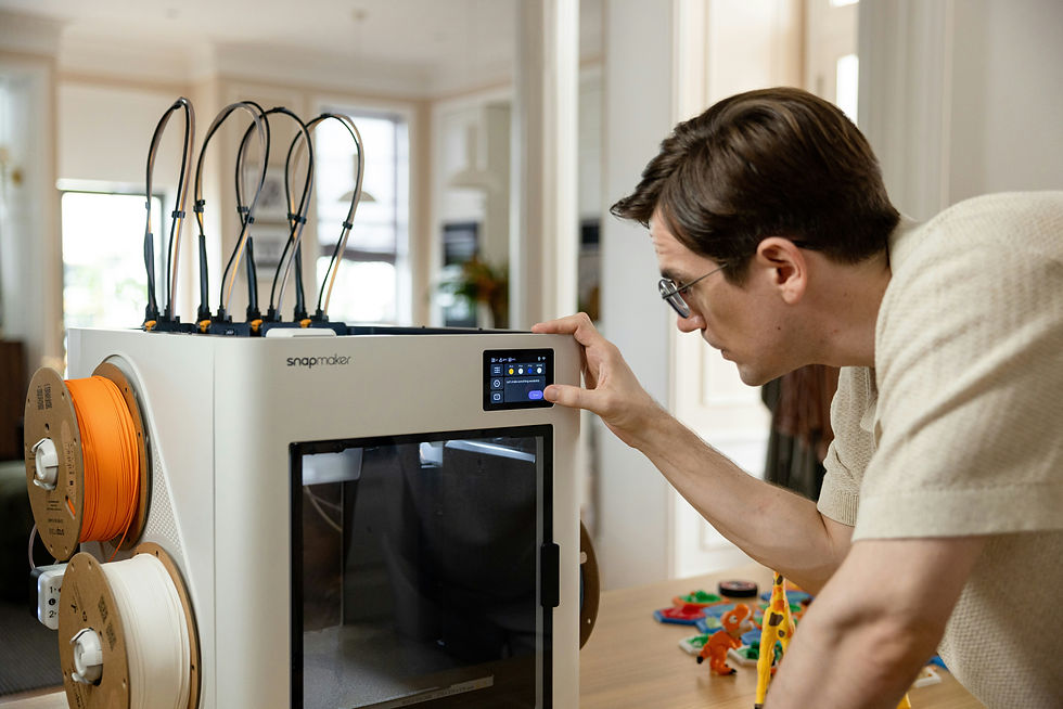 Person bedient 3D-Drucker mit Filamentrollen im modernen Raum. Helles Interieur, Fokus auf Touchscreen. Kreatives Umfeld.