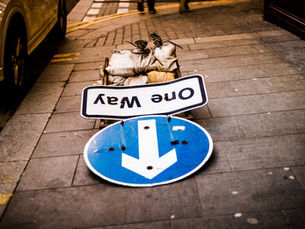 Een eenrichtingsverkeersbord die op de grond ligt