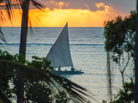 Dhow-Boot segelt im goldenen Sonnenuntergang von Sansibar