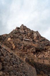 Photo des maisons incas sur la falaise d’Ollantaytambo, illustrant l’architecture spectaculaire et stratégique des Incas dans la Vallée Sacrée.