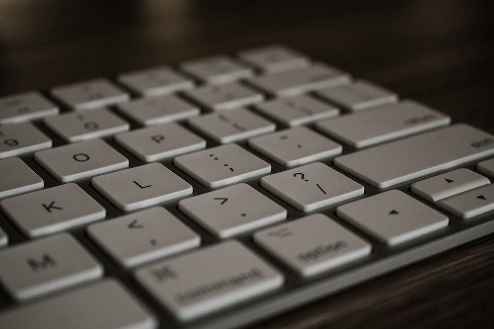 Immagine di una tastiera con tasti chiari su sfondo scuro