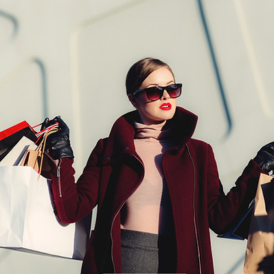 Kvinde på eksklusiv shopping