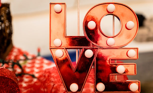 Cadeaux Saint-Valentin 2026 décoration LOVE lumineuse romantique