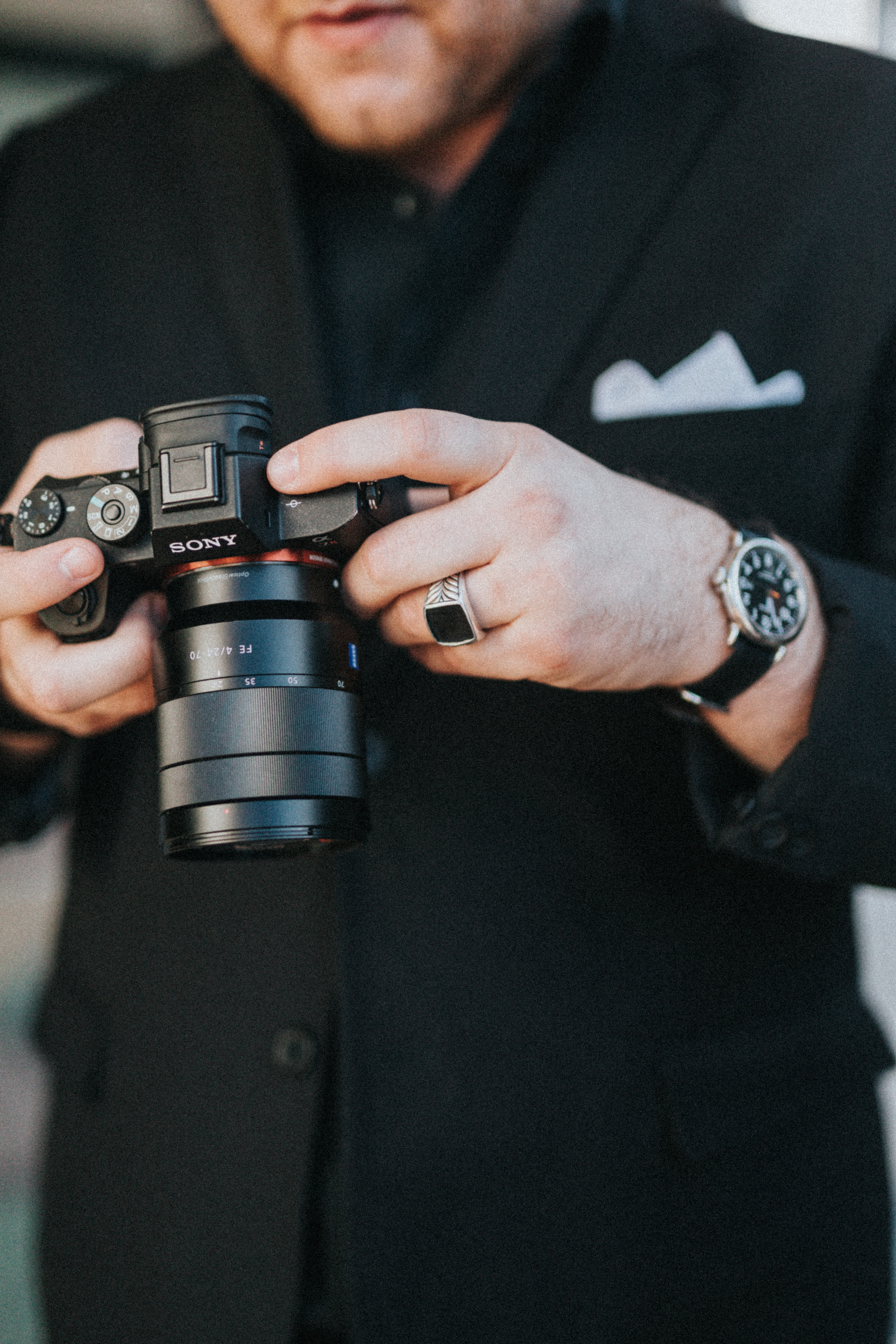 Sony Alpha Series vs. Canon Mirrorless Series: A Detailed Comparative Guide