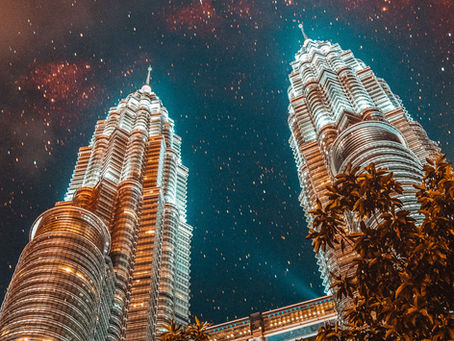 Grattacieli gemelli illuminati durante la notte in Malesia
