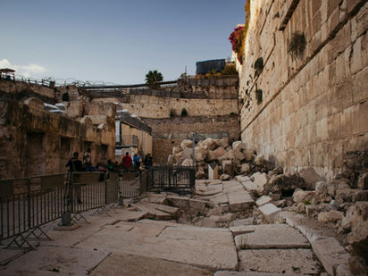 כשהלב נושא את החורבן: מה מגלה הקונסטלציה המשפחתית על כאב שלא קיבל מקום?