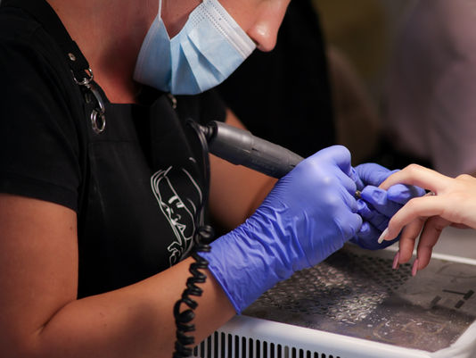 Qué es la Manicura Combinada y Por Qué es la Técnica Más Pedida en Argentina