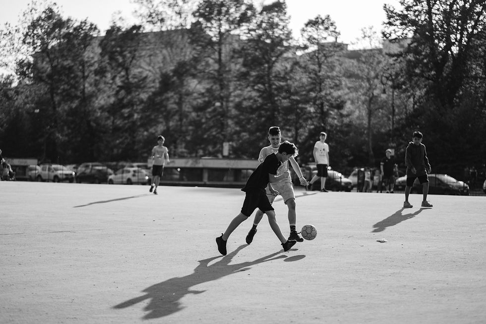 freunde spielen Fussball sicher mit krankenversicherung