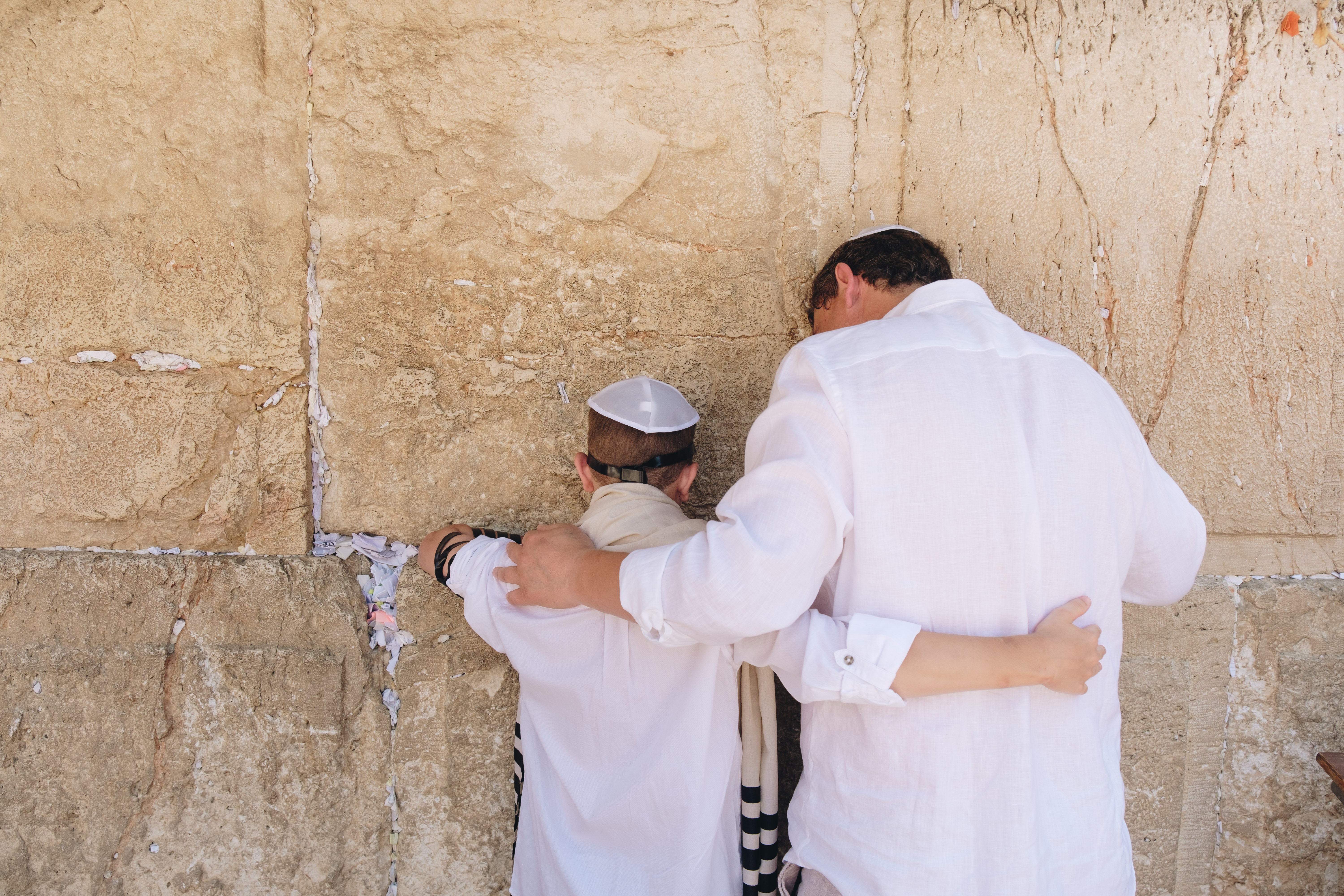 Un père et son fils au Mur des Lamentations, transmission