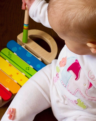 Un bébé avec un xylophone