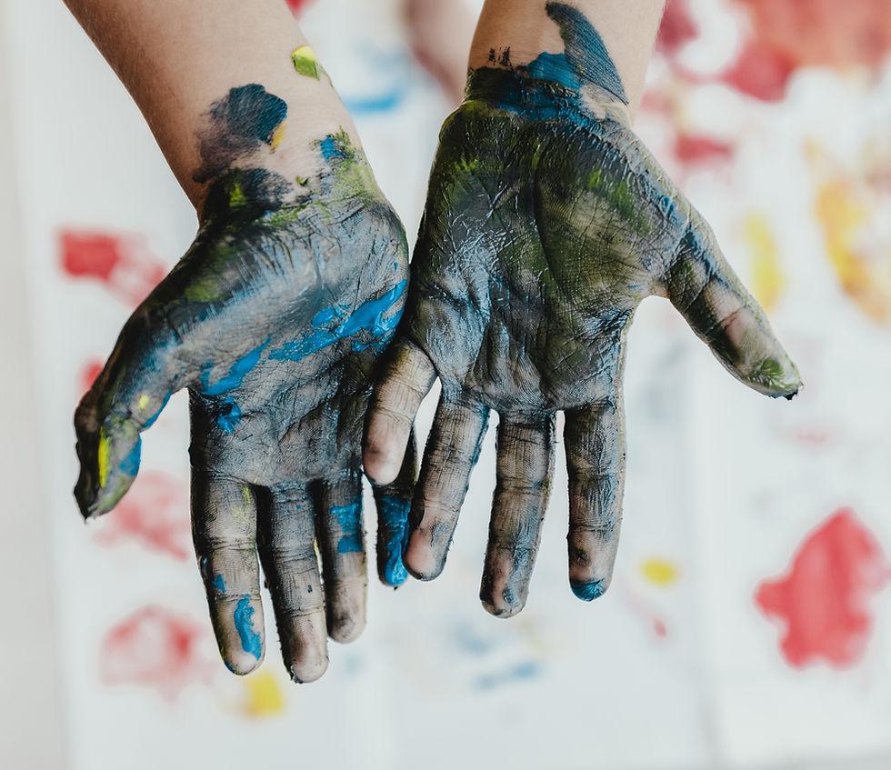 Che cos'è l'arterapia: l’arteterapia è un intervento d’aiuto a mediazione non verbale. Foto di mani sporche di pittura