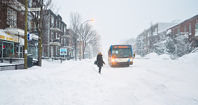 autobus stm hiver brique maçonnerie