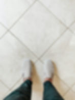 Pessoal em pé sobre piso de cerâmica.