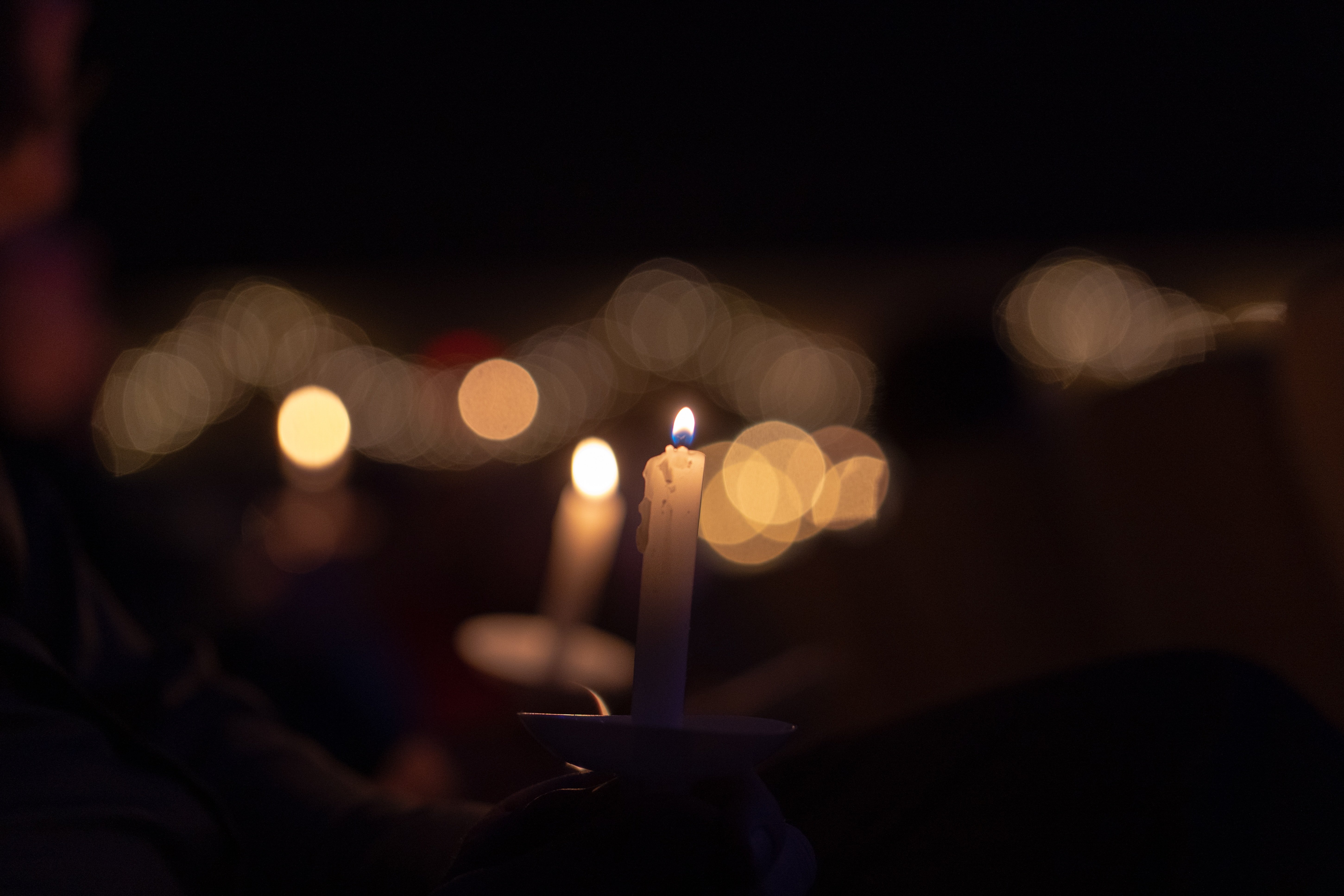 Bougies allumées, recueillement