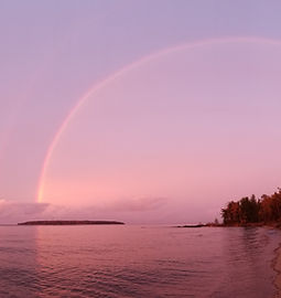 Arc en ciel dans un ciel rose, illustrant le début d'une nouvelle ère sereine après stress et angoisse