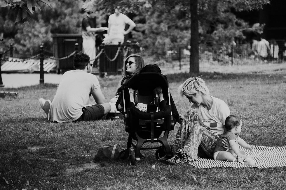 parents avec leurs bébés au parc, discussion entre mamans