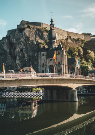 Citadelle de la ville de Dinant. Ville belge près de la rivière. Vestiges historiques. Patrimoine Belge.
