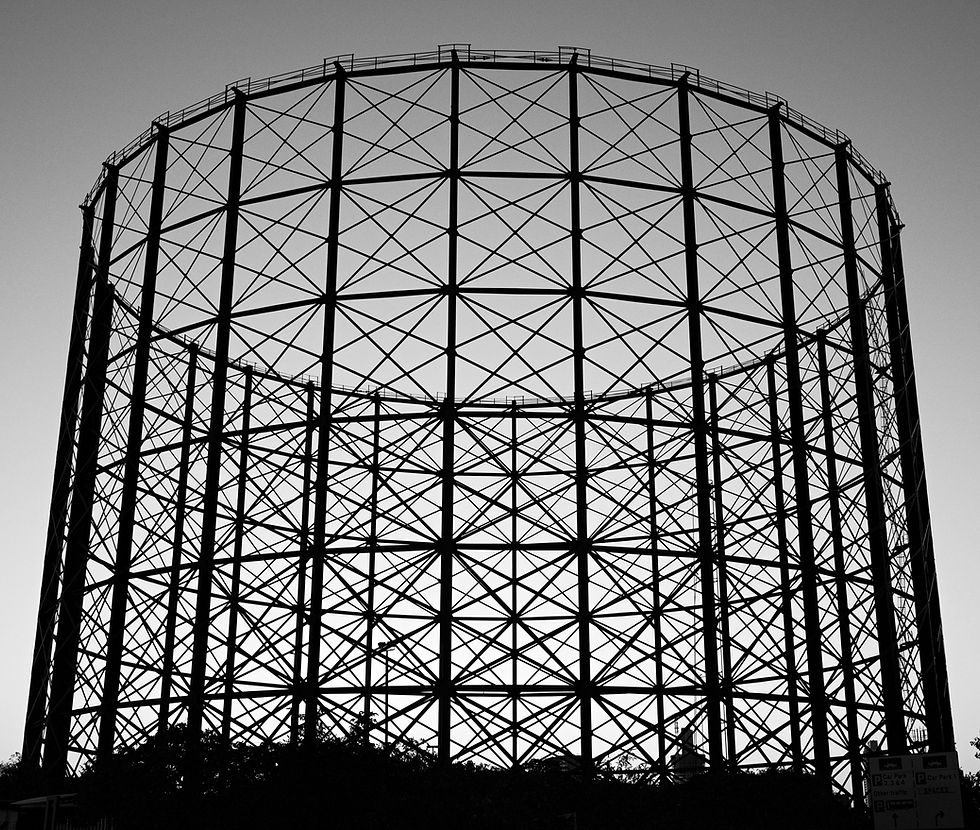Round structure made of interlocking shapes