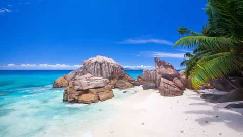 Wunderschöner Tropenstrand auf den Seychellen