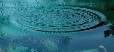 Kreise und Regentropfen auf der Wasserobefläche