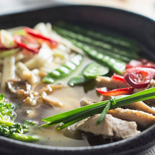 Vištienos ir daržovių sriuba „Tom Kha“