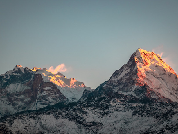 vette innevate dell’Himalaya illuminate dai primi raggi del sole in Nepal.