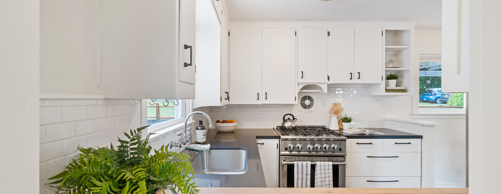 White U-shape kitchen in a New York home.