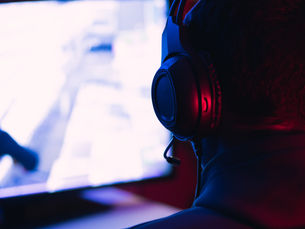 Uma pessoa jogando video game em um computador