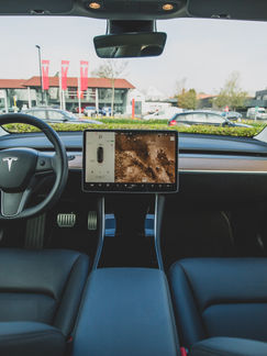 Europa se aproxima da condução autônoma: Tesla inicia testes supervisionados e mira estreia oficial em 2026