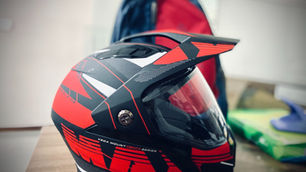 Integralhelm auf Elektro-Motorrad – E-Motorrad Helm 2026`