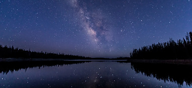 Sternenhimmel der sich im Wasser reflektiert