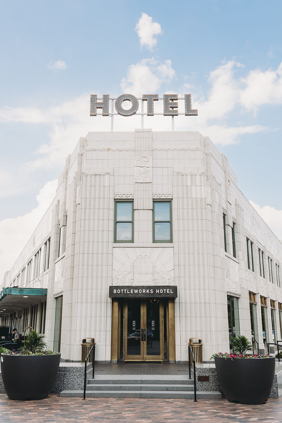 Außenansicht eines modernen Hotels mit repräsentativer Architektur und markantem Hoteleingang – Symbolbild für Hotelinvestments und die Investmentberatung von Mesh Investment Advisory.