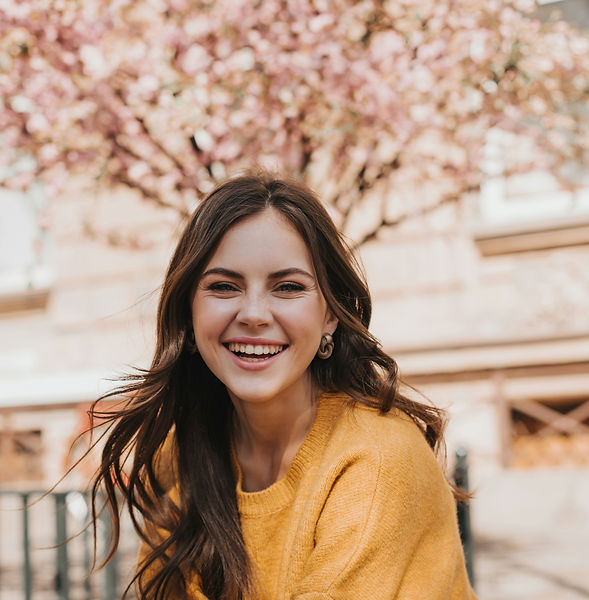 활짝 웃고 있는 여성