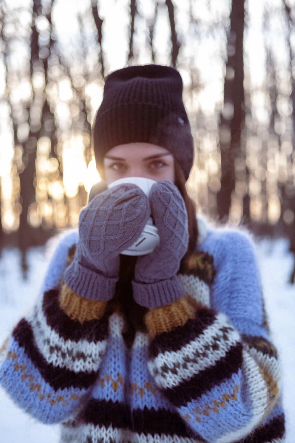 femme qui boit une tasse de café