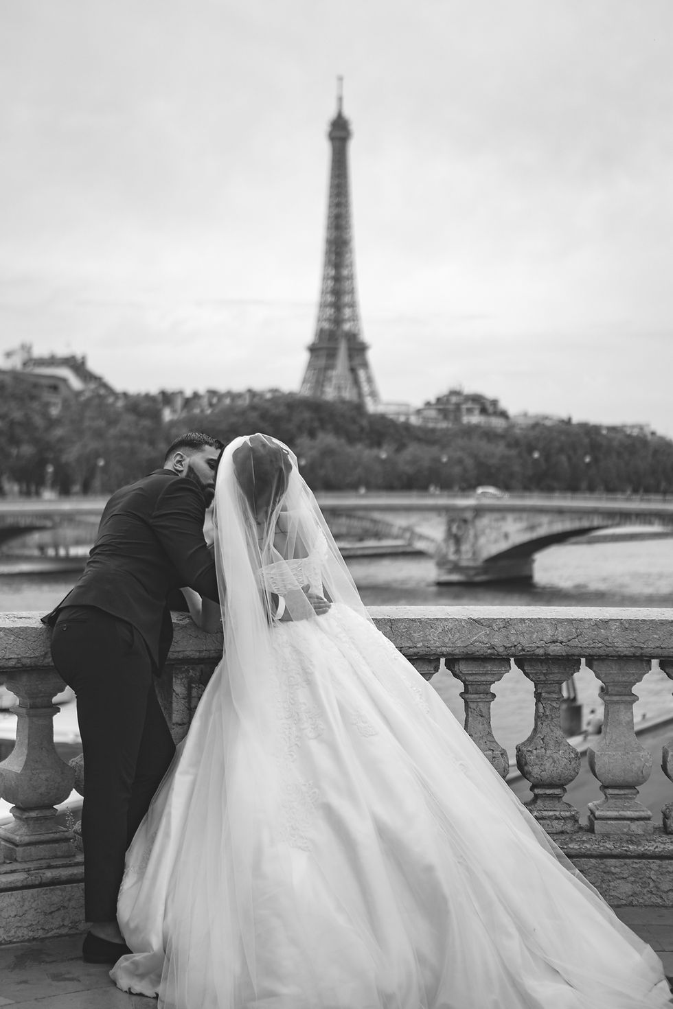 Newly weds in front of the Eiffel Tower