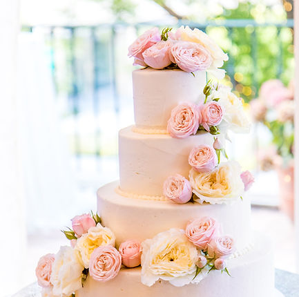 bruidstaart-met-echte-bloemen-romantisch-weddingcake-roze-witte-rozen