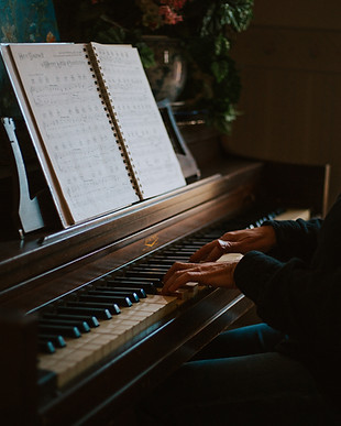 un vieux piano un les mains d'un homme âgé qui jouent le piano