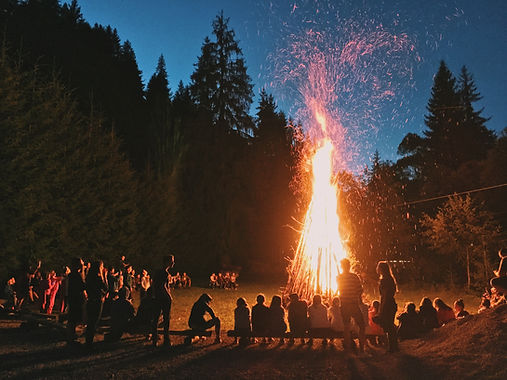 Bonfire with crowd. Image by Georgiana Avram