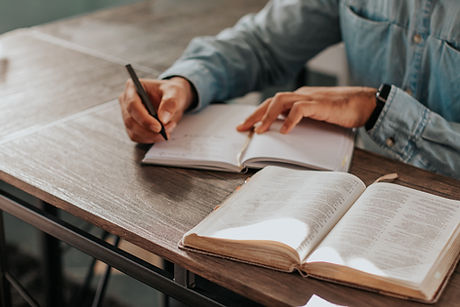 Image d’une personne étudiant la Bible