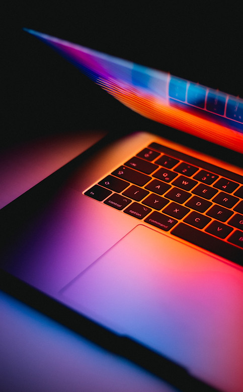 Macbook halb geöffnet Kontakt