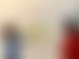Mitarbeitende im Austausch vor einem Leitbild als Symbol für gelebte Unternehmenskultur.