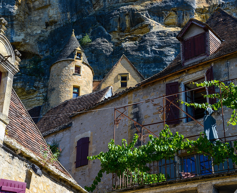 Chateau et son village au pied d'une falaise