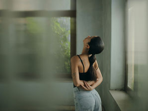 Woman appearing fatigued and overwhelmed, showing signs of central sensitisation, a condition where the nervous system amplifies pain and sensory signals.