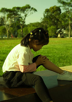 Child holding the knee 